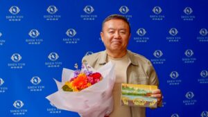 网路大V老灯观看神韵接受采访:非常震撼,也很感动-1984bbs