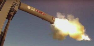 中共舰队克星 日本“飞鸟号”安装电磁炮被拍到-1984bbs