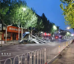 河南:商店冰柜被吹走 市民客厅落地窗整个被刮走-1984bbs