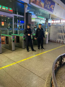 天津人权捍卫者郑建慧去北京大学第六医院取儿子化验单天津站被警察劫持-1984bbs