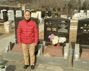 被以“扰乱国家机关工作秩序罪”指定居所监视居住的江苏镇江维权人士蒋湛春,遭酷刑晕厥后获取保候审-1984bbs