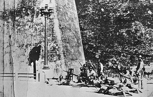 1931年9月18日夜10时20分,日本关东军自行炸毁沈阳北部柳条沟的铁路,反诬中国军队所为,开始突然袭击中国军队的驻地沈阳北大营,并炮轰沈阳城,制造了侵略中国东北的“九一八”事变。图为爆破现场。 131 1