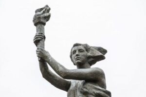 【名家专栏】共产主义受害者经历警示学生-1984bbs