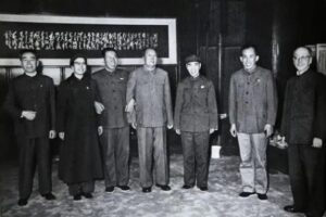 左挽老毛右挎江青的红色战狼如何跌落-1984bbs