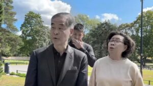 国家领导人充烂头卒 梁振英低格有失国体-1984bbs