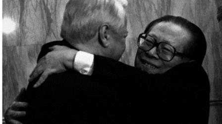 “笑面猫”狰狞尽露 邓小平削夺杨氏兵权-1984bbs