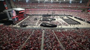 20万人悼柯克对中国的三大启示-1984bbs