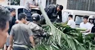 【禁闻】海南爆群体抗争 村民围堵国企掀翻汽车-1984bbs