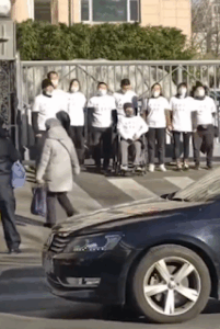 新冠疫苗受害者示威三周年 钱大龙被抓捕、微博账号被消失 身患重病的孙娜啦被骚扰摔倒  刘燕赴国家卫健委抗议-1984bbs