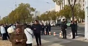 中国地方财政危机 多地爆发讨薪抗议-1984bbs